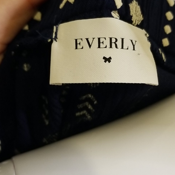 Everly navy cold shoulder top size medium, EUC - Picture 2 of 9
